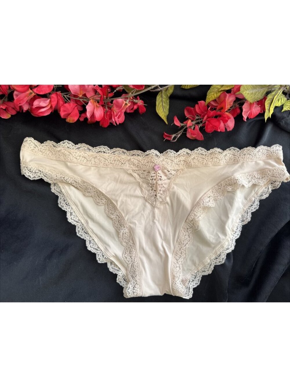 VICTORIAS SECRET M LIGHT CREAM NUDE SILKY LACE BIKINI PANTIES SUMMER BUTTERY NWT